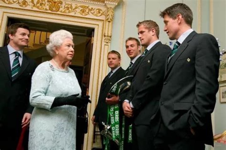 Did ronan o'gara shake the queen's hand?