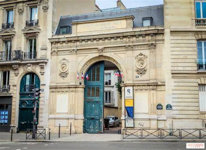 Does sorbonne university teach in english?