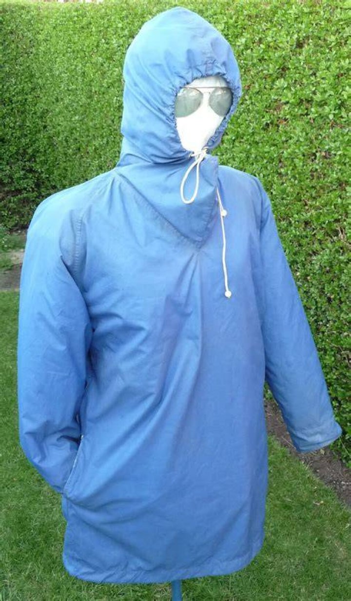 What is an english cagoule?