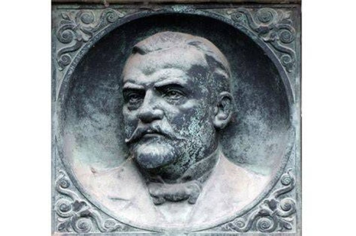 Who invented saccharin sweetener?
